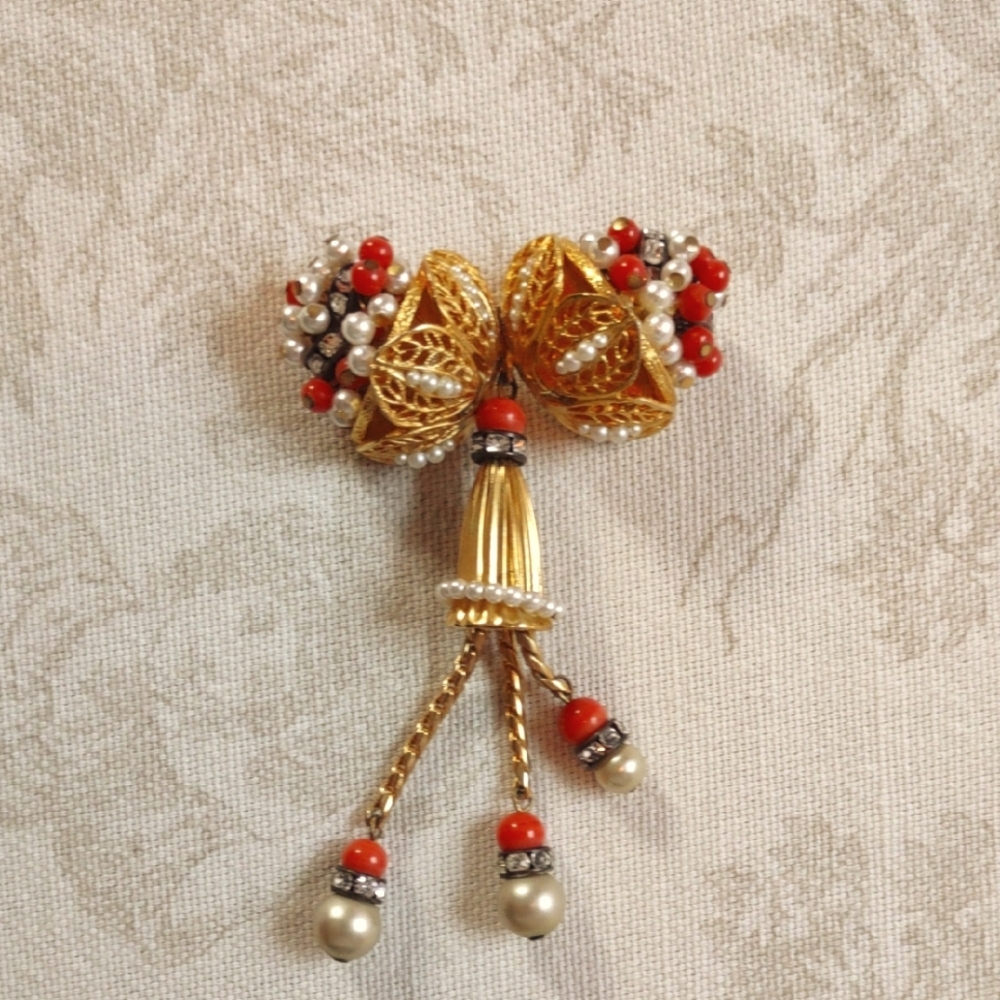 Vintage Brooch. Gold tone, Pearl, Coral